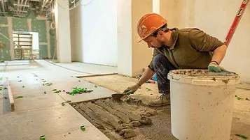 Albañil terminando piso de una casa