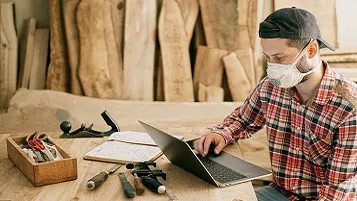 Carpintero cotizando seguro de accidentes