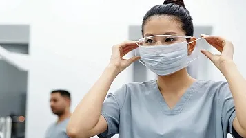 Enfermera preparada para atender a un accidentado