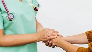 Enfermera consolando a familiar de paciente