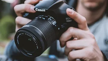 Fotógrafo revisando su cámara