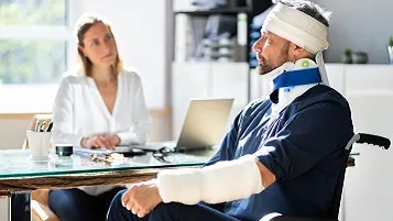 Hombre con lesiones en consultorio medico