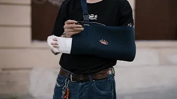 Hombre con el brazo enyesado