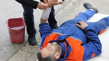 Trabajador caído en el suelo