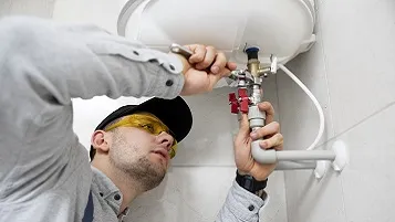 Plomero reparando calefón