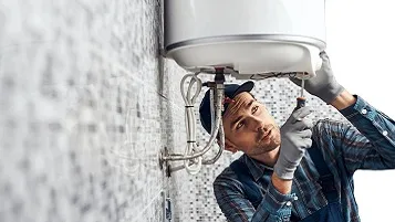 Plomero reparando cañería de calefón