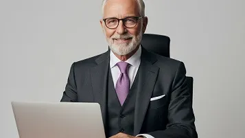 DonSeguro sentado en su escritorio